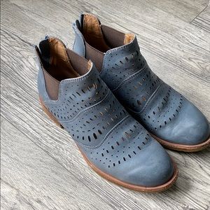 Sofft blue ankle boots-size 6